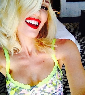 Gwen Stefani selfie
