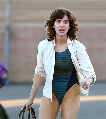 alison brie paparazzi oops