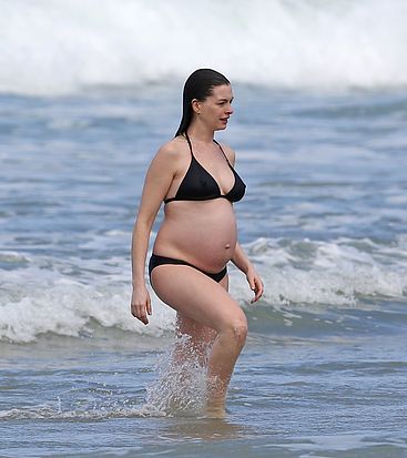 anne hathaway pregnant bikini