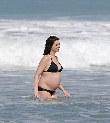 anne hathaway pregnant