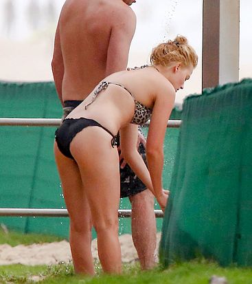 margot robbie bikini ass