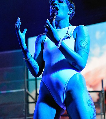 Halsey pussy nude stage pics