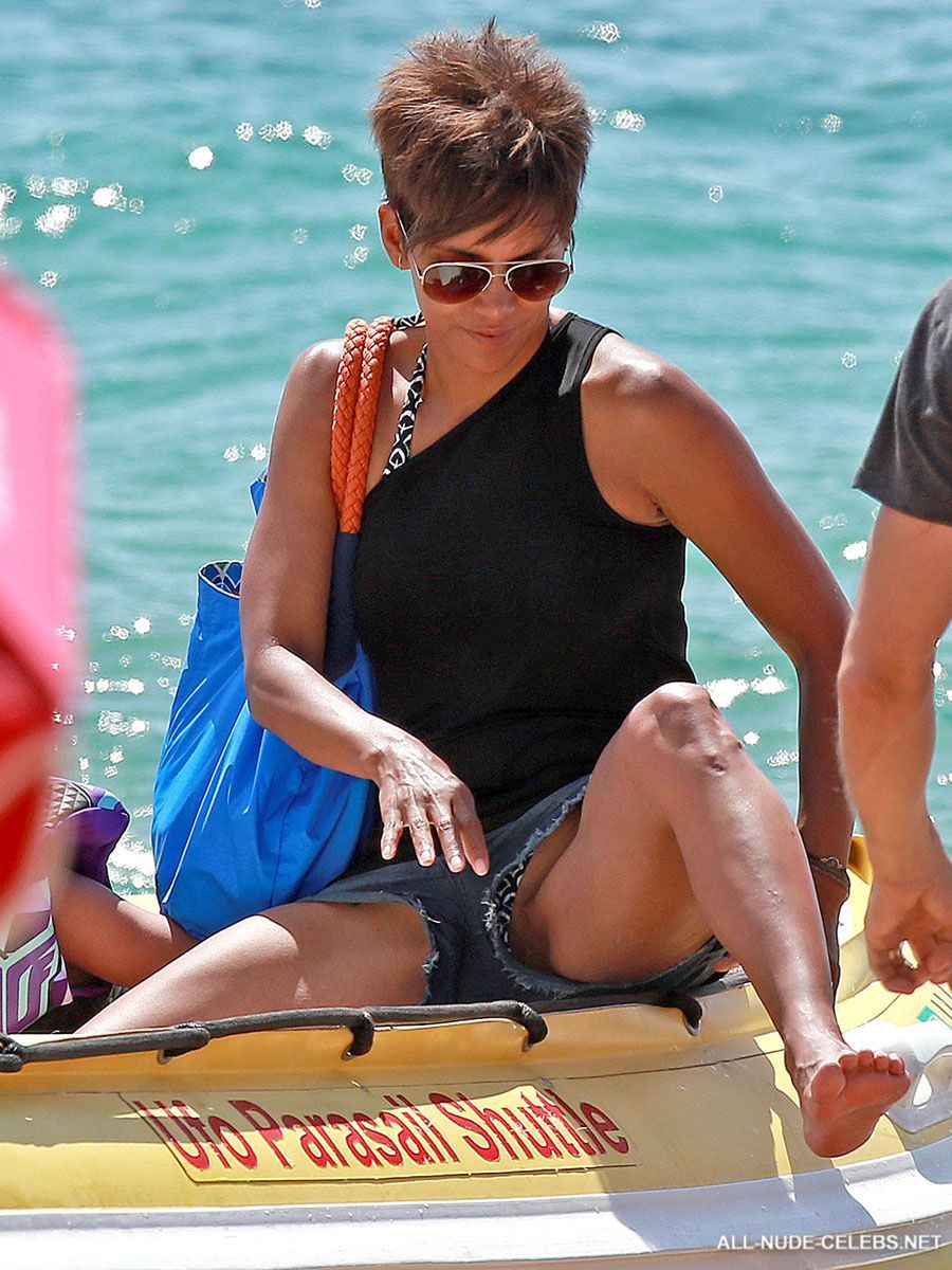 Halle Berry nude pussy upskirt & bikini photos.