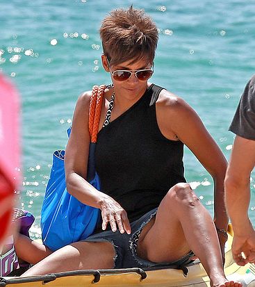 Halle Berry pussy upskirt