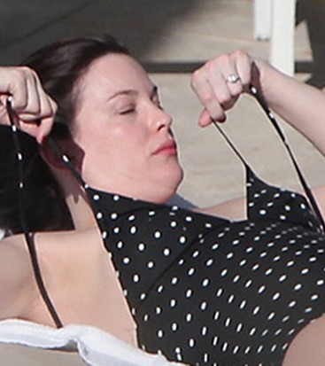 Liv Tyler oops topless
