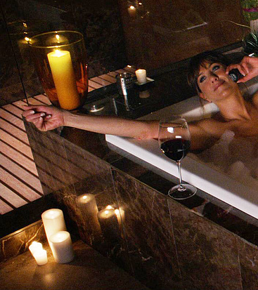 Jennifer Aniston nude bath
