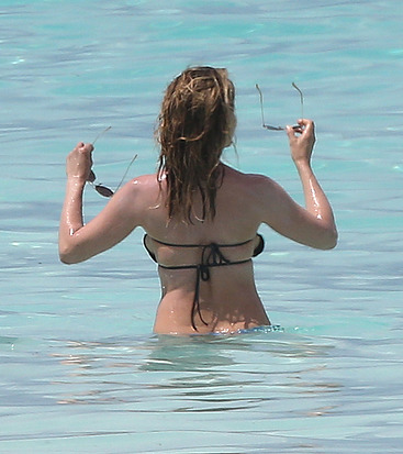 Jennifer Aniston tits photos