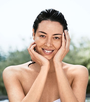 Aubrey Plaza wet bikini