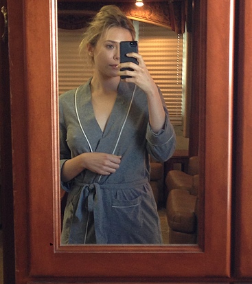 Elizabeth Olsen naked selfie