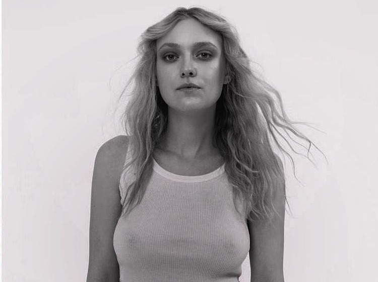 Dakota Fanning oops tits