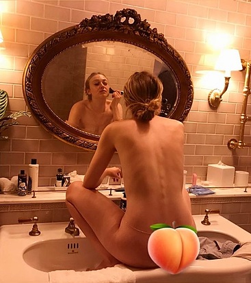Dakota Fanning nude selfie leaks