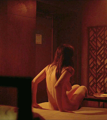 Alexandra Daddario nude scenes