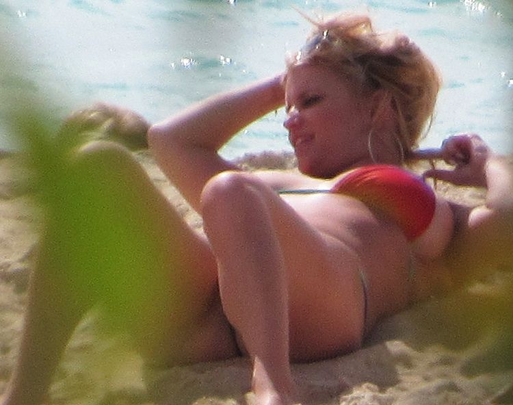 Jessica Simpson bikini beach