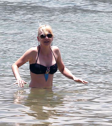 Anna Faris wet bikini