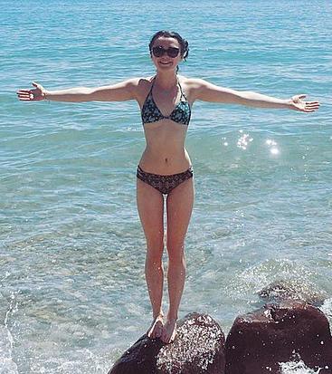 Maisie Williams bikini photos