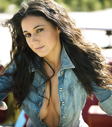 Emmanuelle Chriqui cleavage