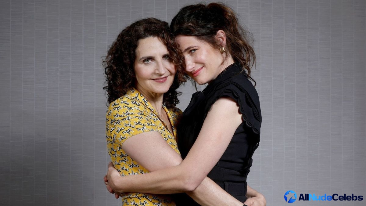 The charming and smiling Kathryn Hahn can melt everyone’s heart. 