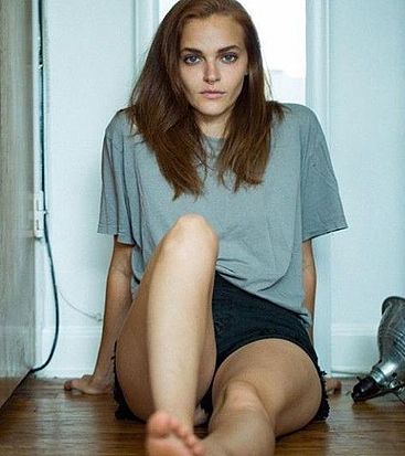 Madeline Brewer pussy