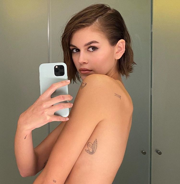 Kaia Gerber topless selfie leaks