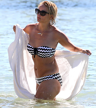 Miranda Lambert oops beach pics
