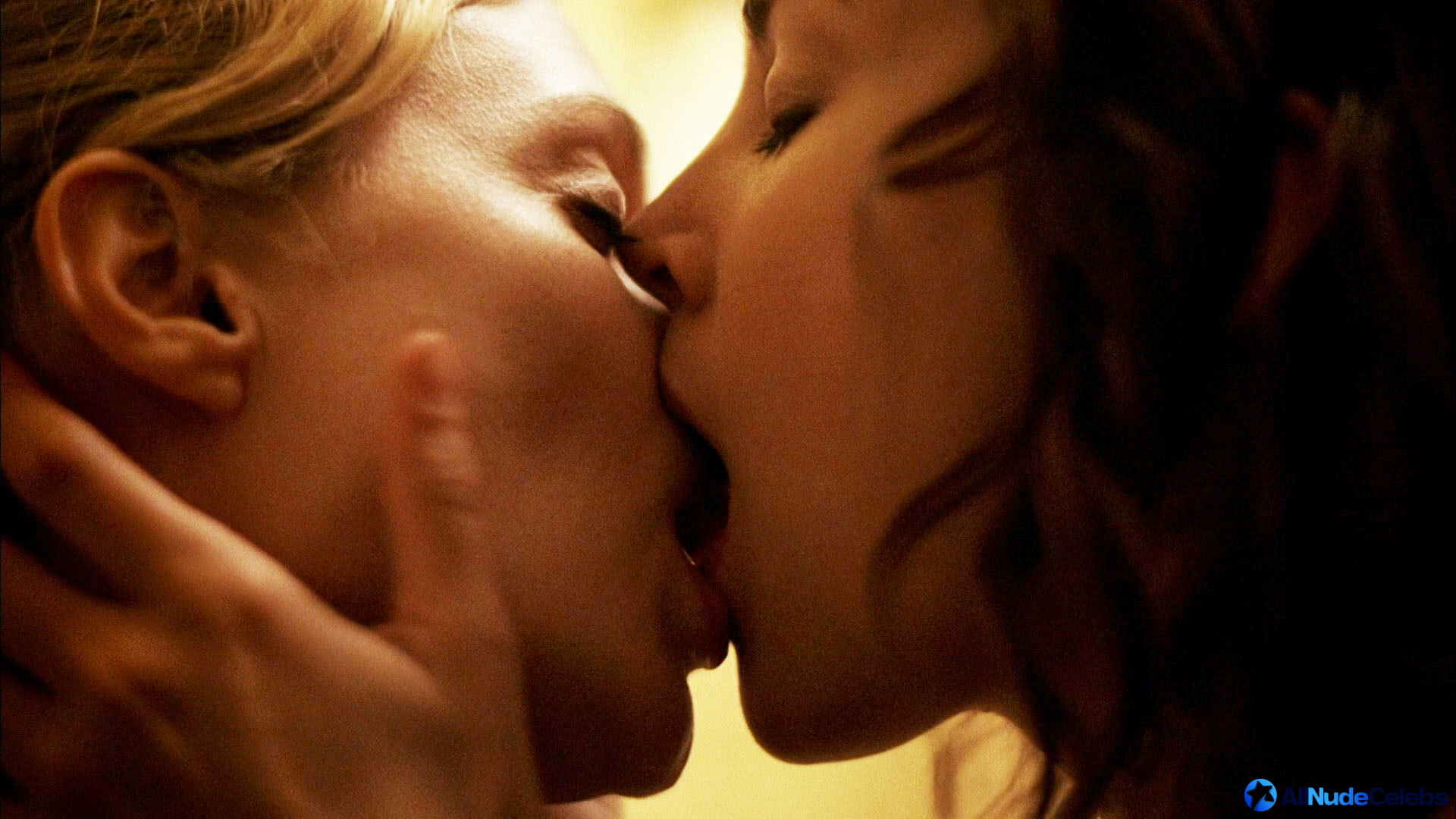 Heather graham lesbian kiss
