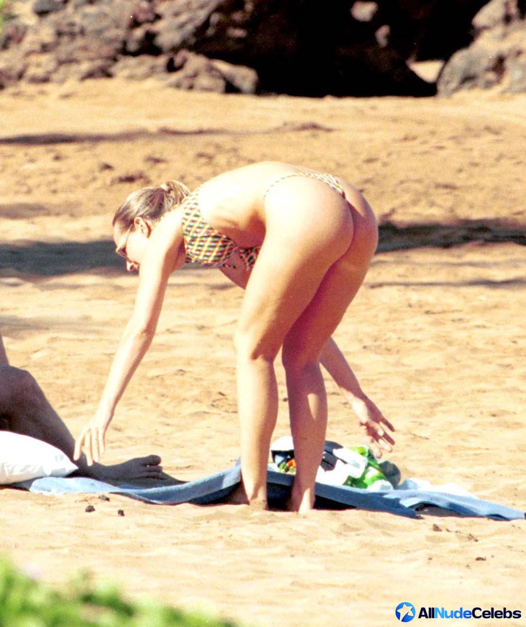 Check out Helen Hunt’s stunning buttocks in tight thongs on the beach. 