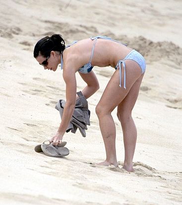 Evangeline Lilly ass beach