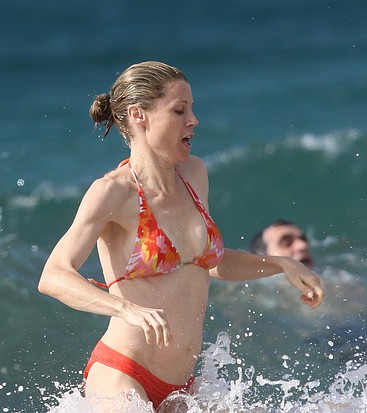 Julie Bowen wet bikini