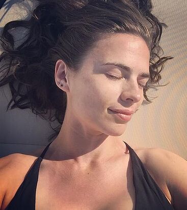 Hayley Atwell sexy selfie