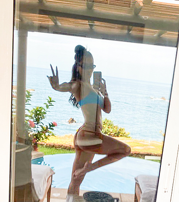 Hailee Steinfeld leaks selfie