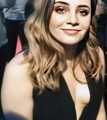 Josephine Langford paparazzi