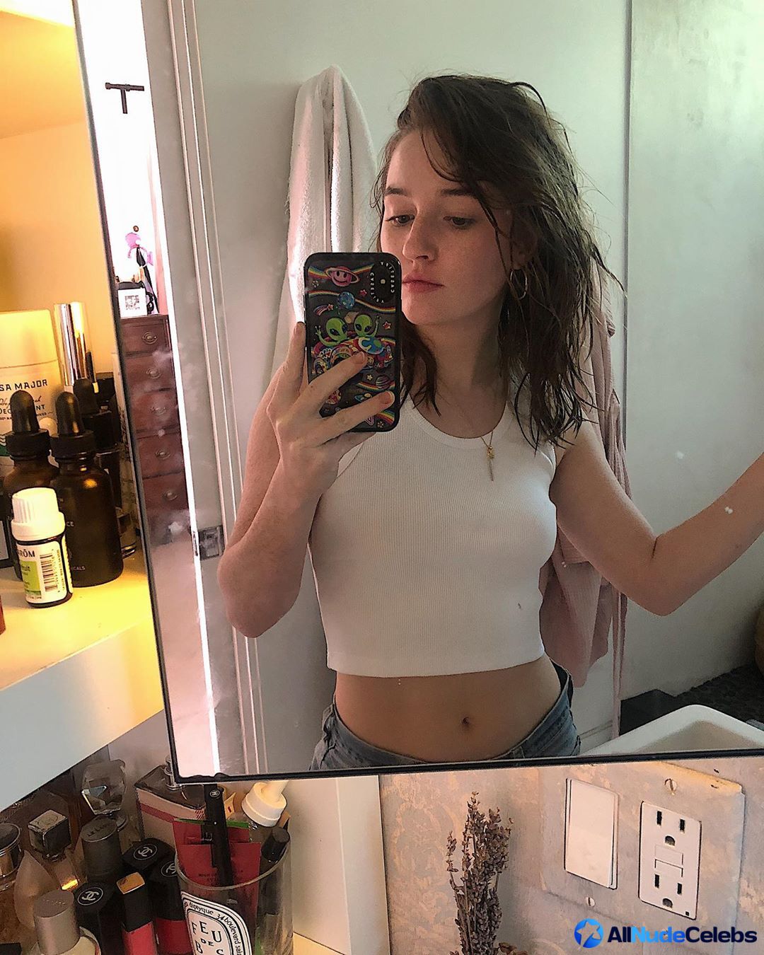 Judging by the photos, Kaitlyn Dever loves to show off her wonderful cleava...