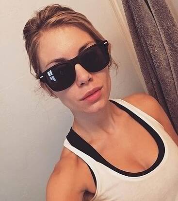Jennifer Holland selfie sexy