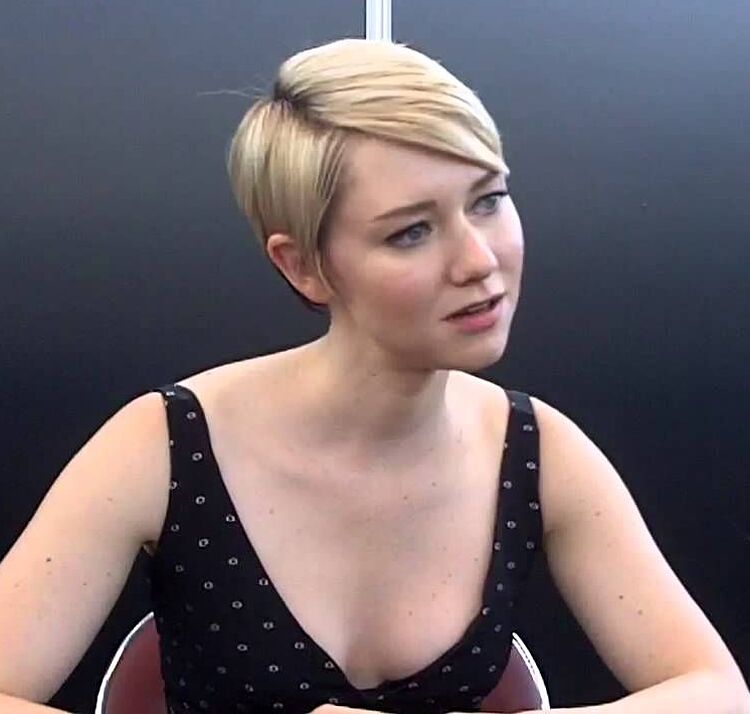 Valorie Curry nipslip