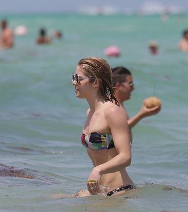 Emily Bett Rickards 